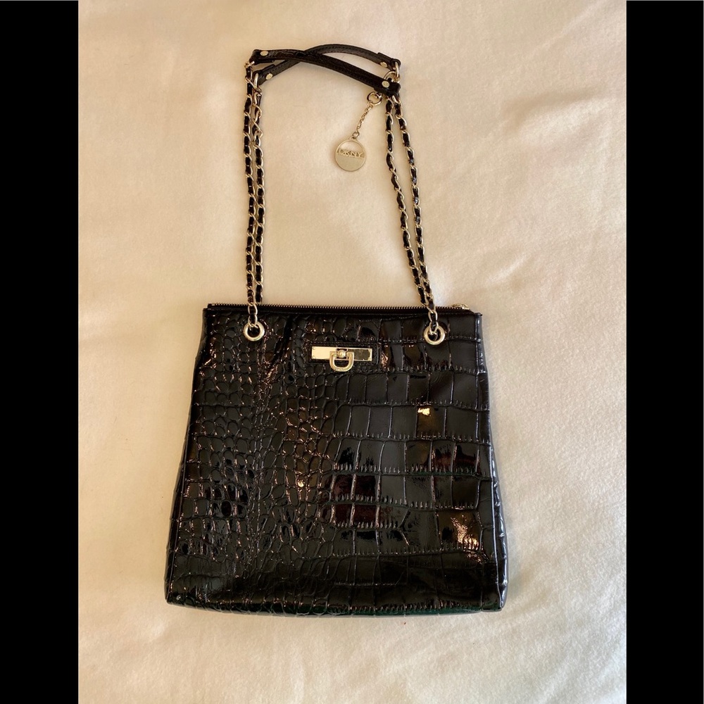 DKNY - patent chain link shoulder bag